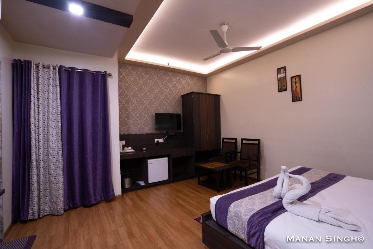 Hotel Samrat Джабалпур Екстериор снимка